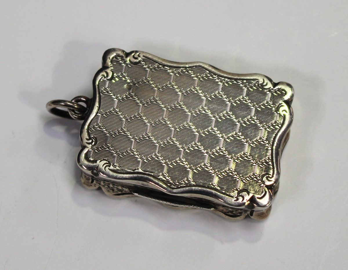 A Victorian silver vinaigrette of shaped rectangular outline with engraved decoration, the gilt - Image 5 of 5