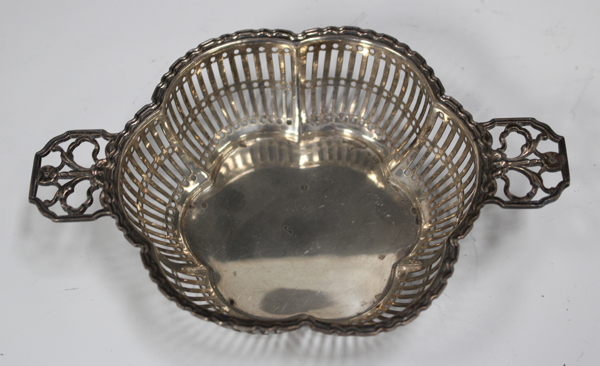 A George V silver two-handled bonbon dish with pierced sides, Birmingham 1922, width across - Image 5 of 5