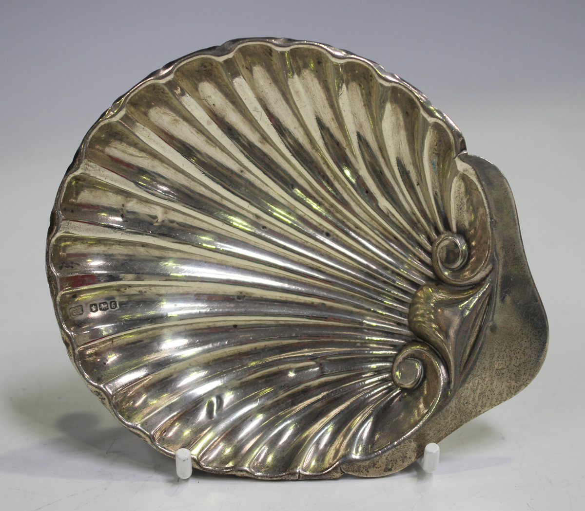 A George V silver two-handled bonbon dish with pierced sides, Birmingham 1922, width across - Image 3 of 5