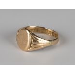 An Edwardian 15ct gold oval signet ring with traces of an engraved monogram between ridged