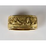 A Chinese gold hinged oval scarf clip, the front decorated with two seated figures in a garden