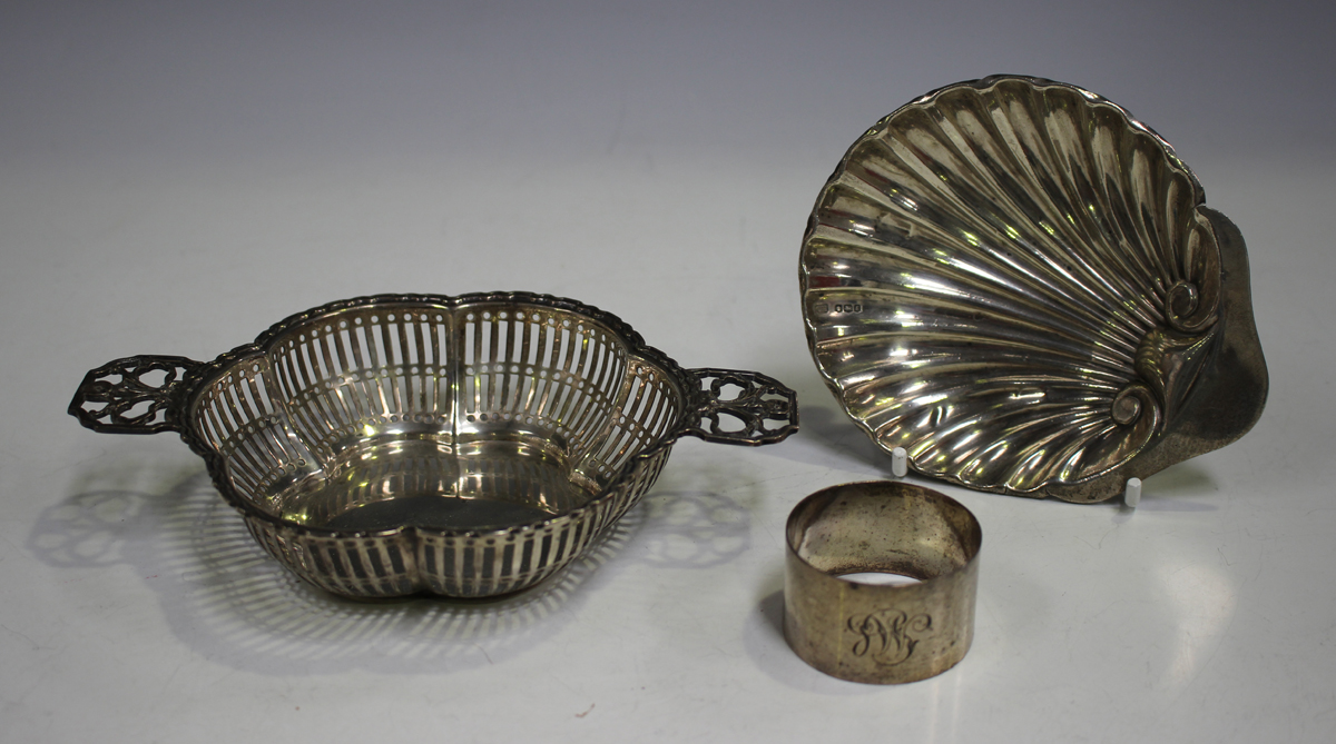 A George V silver two-handled bonbon dish with pierced sides, Birmingham 1922, width across