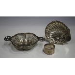 A George V silver two-handled bonbon dish with pierced sides, Birmingham 1922, width across