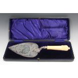 An Edwardian silver presentation trowel, the blade with foliate engraved decoration and inscribed '