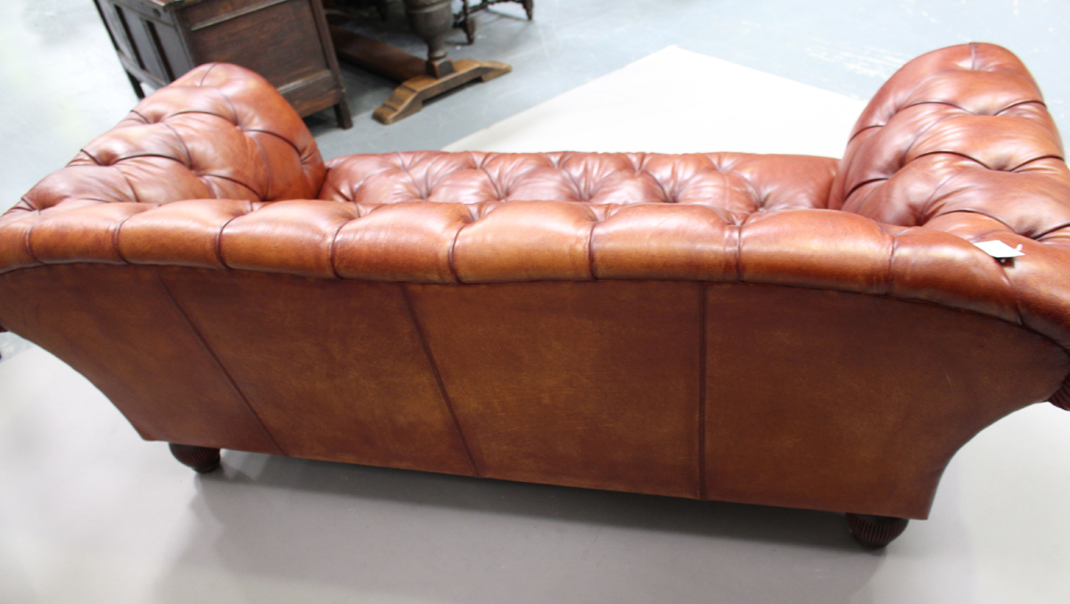 A modern Chesterfield style buttoned brown leather settee, raised on reeded hardwood legs, height - Image 3 of 4