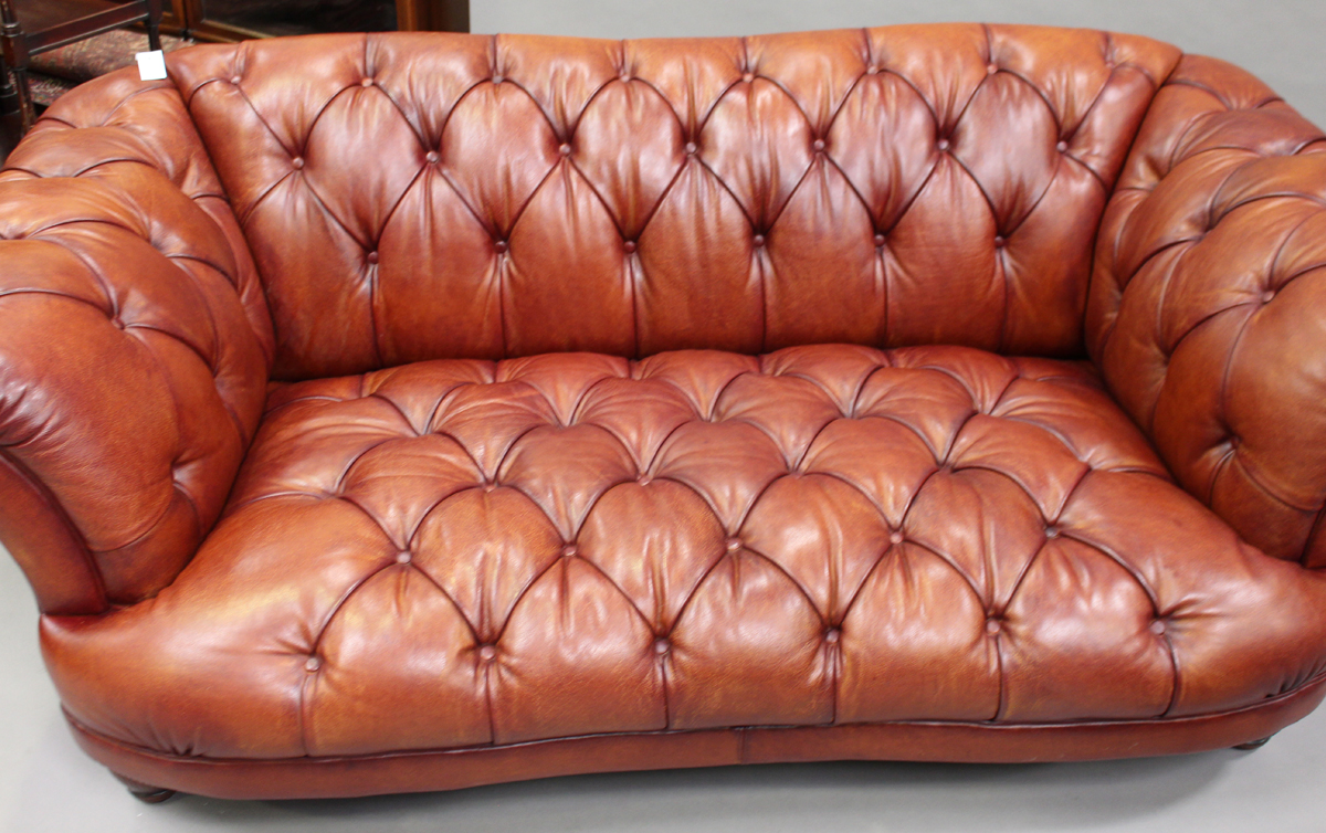 A modern Chesterfield style buttoned brown leather settee, raised on reeded hardwood legs, height - Image 4 of 4