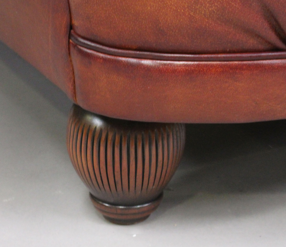 A modern Chesterfield style buttoned brown leather settee, raised on reeded hardwood legs, height - Image 2 of 4