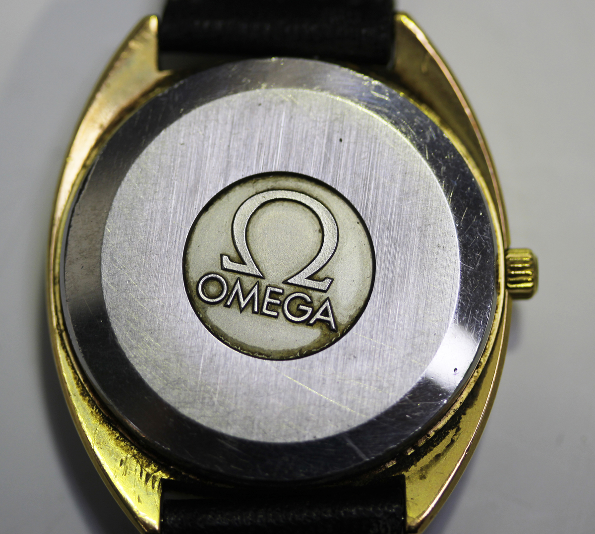 An Omega Quartz gilt metal fronted and steel backed gentleman's wristwatch, the signed dial with - Image 6 of 7