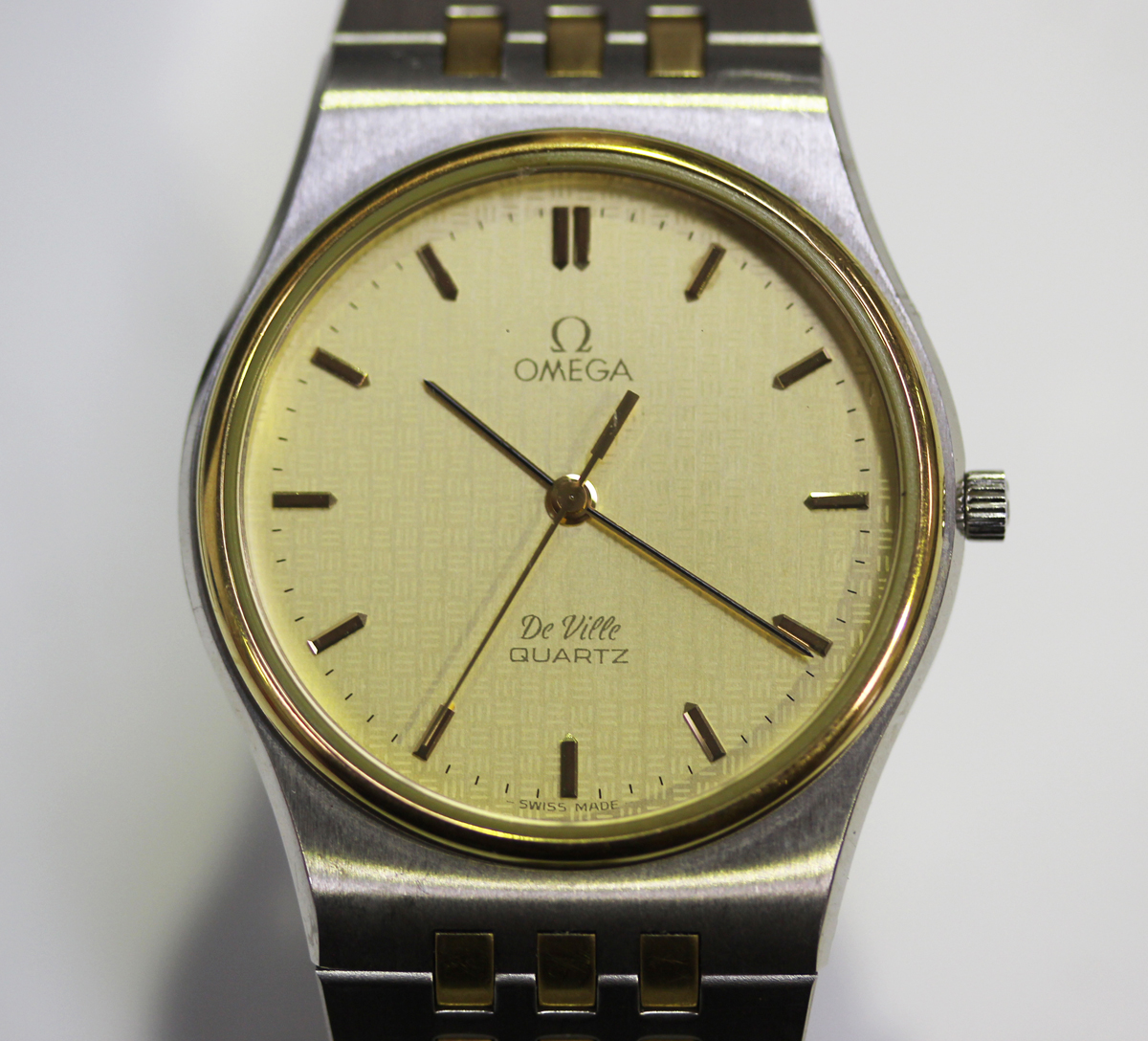 An Omega Quartz gilt metal fronted and steel backed gentleman's wristwatch, the signed dial with - Image 4 of 7