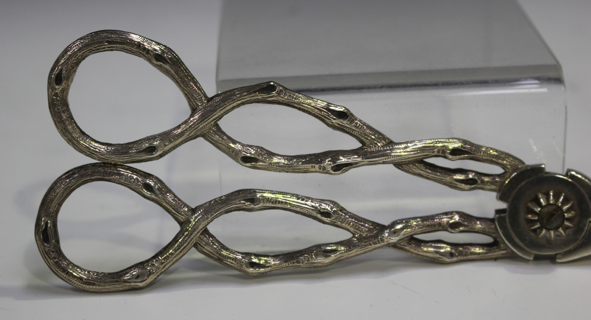 A pair of Victorian silver grape shears, each handle of naturalistic entwined vine form, London 1874 - Image 2 of 2