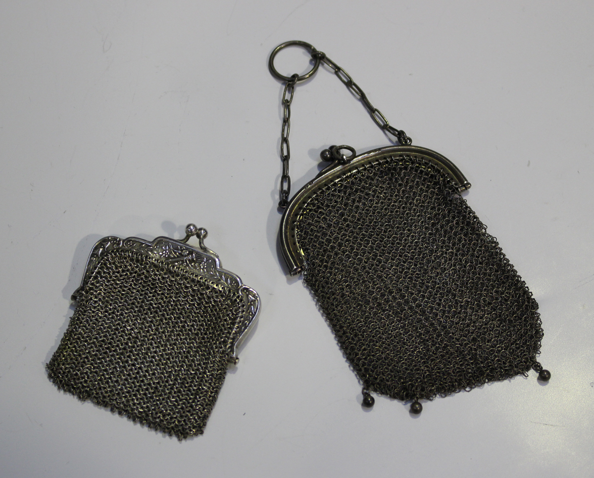 A silver chain mesh purse, fitted with a carrying chain and ring, import mark London 1915, width 7.