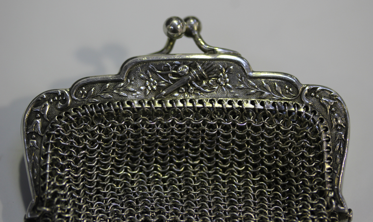 A silver chain mesh purse, fitted with a carrying chain and ring, import mark London 1915, width 7. - Image 4 of 4