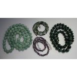 A single row necklace of graduated malachite beads, length 57.5cm, a single row necklace of moss