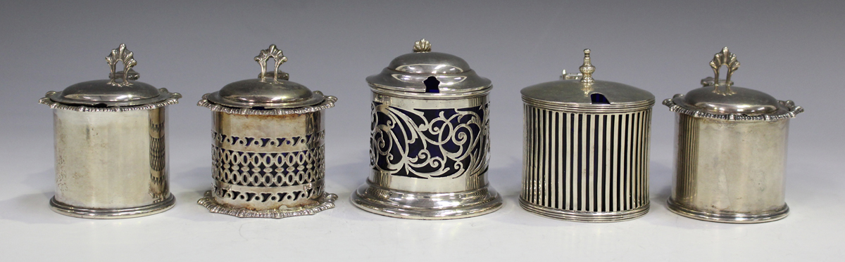 A pair of George V silver cylindrical mustards with hinged lids and blue glass liners, Sheffield - Image 3 of 3