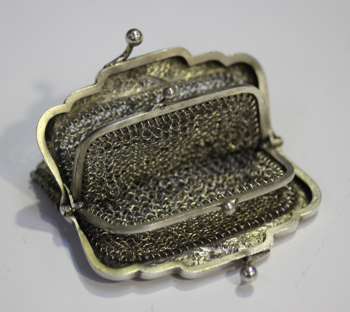 A silver chain mesh purse, fitted with a carrying chain and ring, import mark London 1915, width 7. - Image 3 of 4