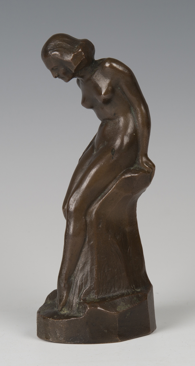 An early 20th century brown patinated cast bronze figure of a nude lady, leaning upon a rocky - Image 5 of 5