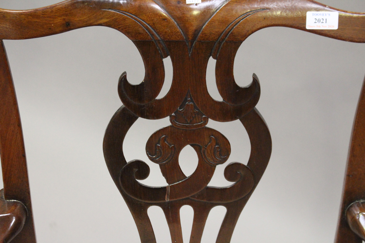 A George III Chippendale period mahogany pierced splat back elbow chair, on cabriole legs and pad - Image 4 of 4