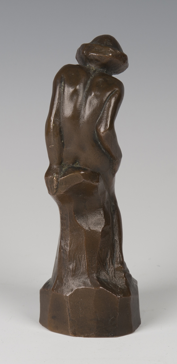 An early 20th century brown patinated cast bronze figure of a nude lady, leaning upon a rocky - Image 4 of 5