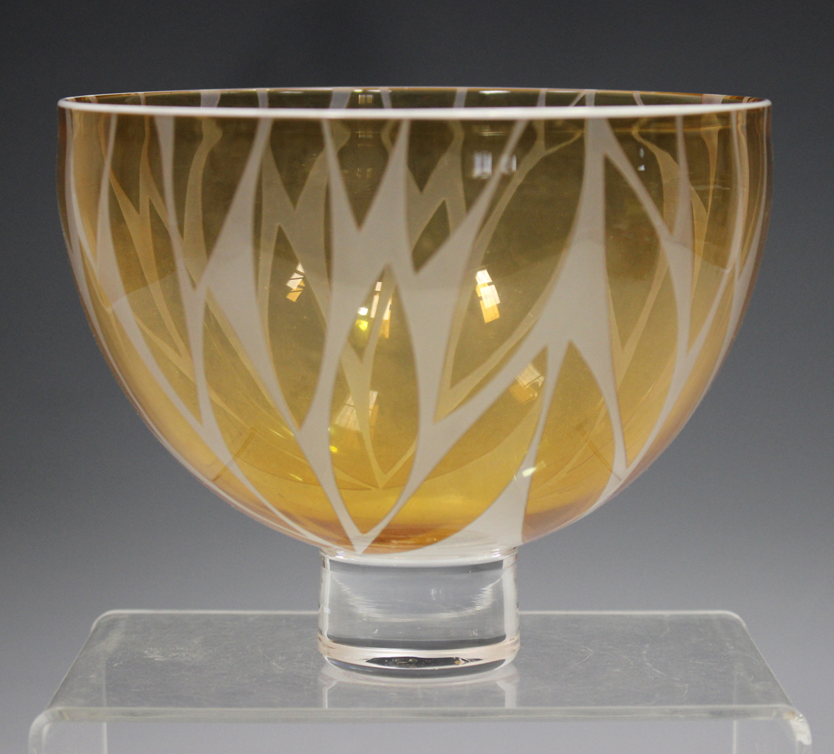 A Gillies Jones Rosedale apricot tinted Long Leaves pattern art glass bowl, contemporary, with