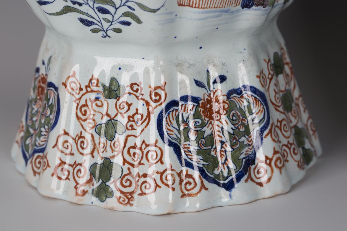 A garniture of five Dutch Delft vases and three covers, late 19th century, comprising two of - Image 9 of 12