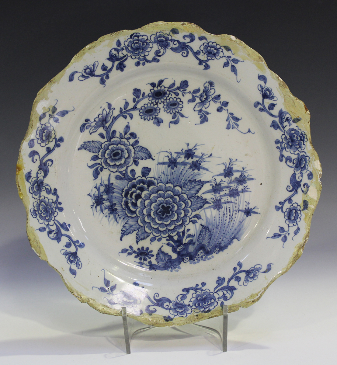 An English Delft charger of 'Ann Gomm' type, London, circa 1790-95, polychrome painted with a - Image 3 of 8