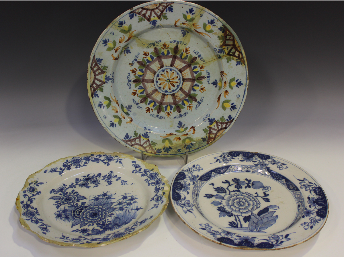 An English Delft charger of 'Ann Gomm' type, London, circa 1790-95, polychrome painted with a