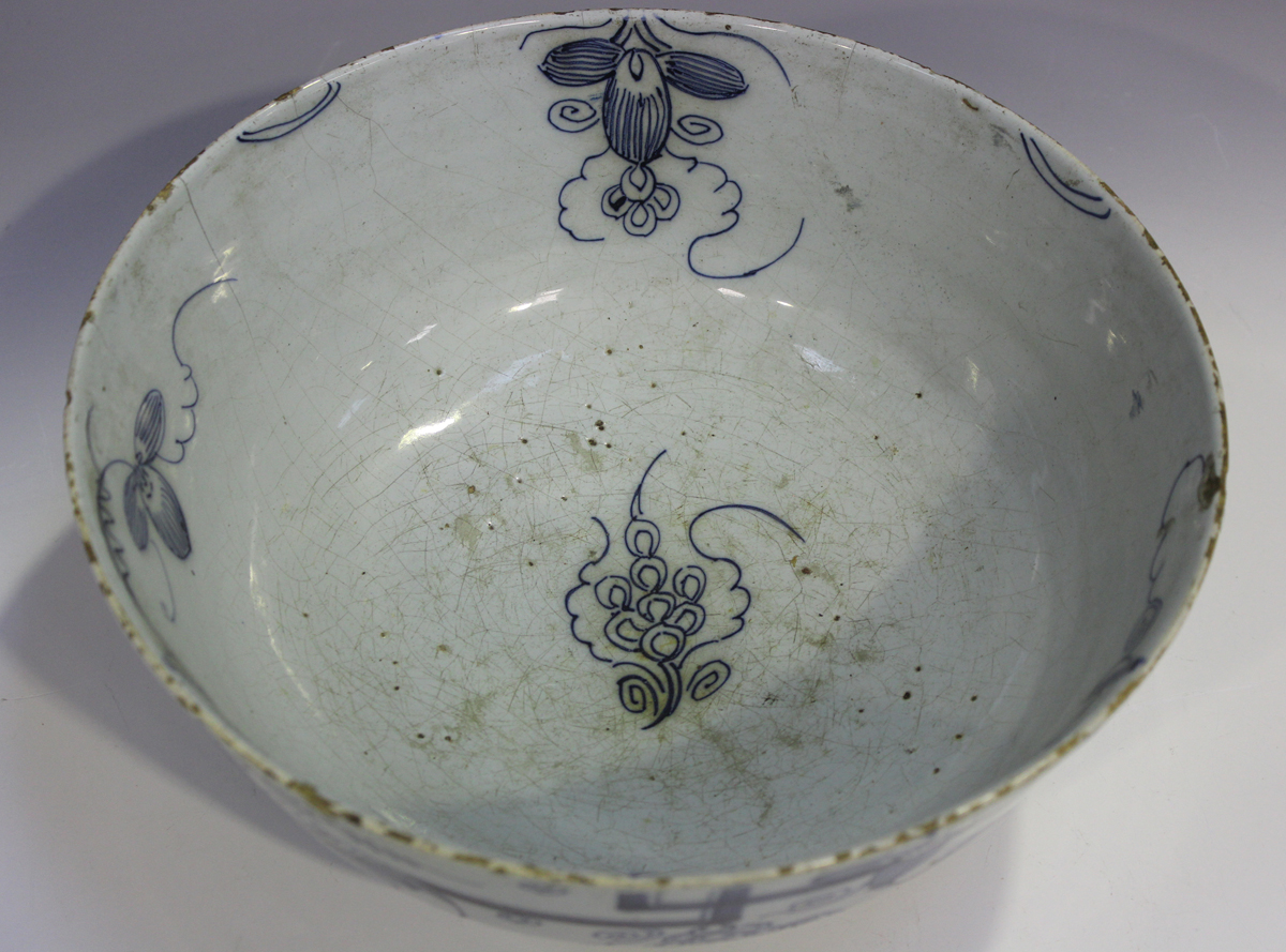 An English Delft circular bowl, Bristol or London, circa 1740, painted in blue with a version of the - Image 5 of 8