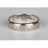 An 18ct white gold wedding ring with bark textured decoration, weight 6.3g, ring size approx R.