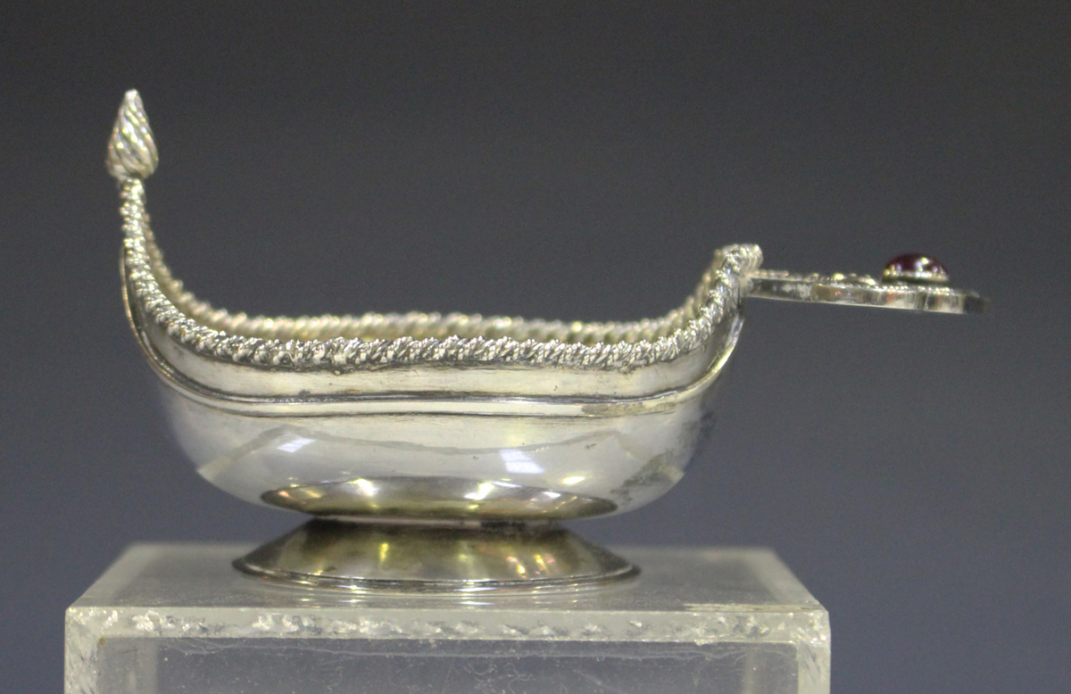 An early 20th century Russian Fabergé silver kovsh, circa 1908-26, 84 zolotnik, the boat shaped body - Image 4 of 8