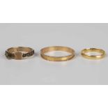 A gold betrothal ring, unmarked but circa 1700, detailed 'Forgeet Me Not' and engraved 'EI', a