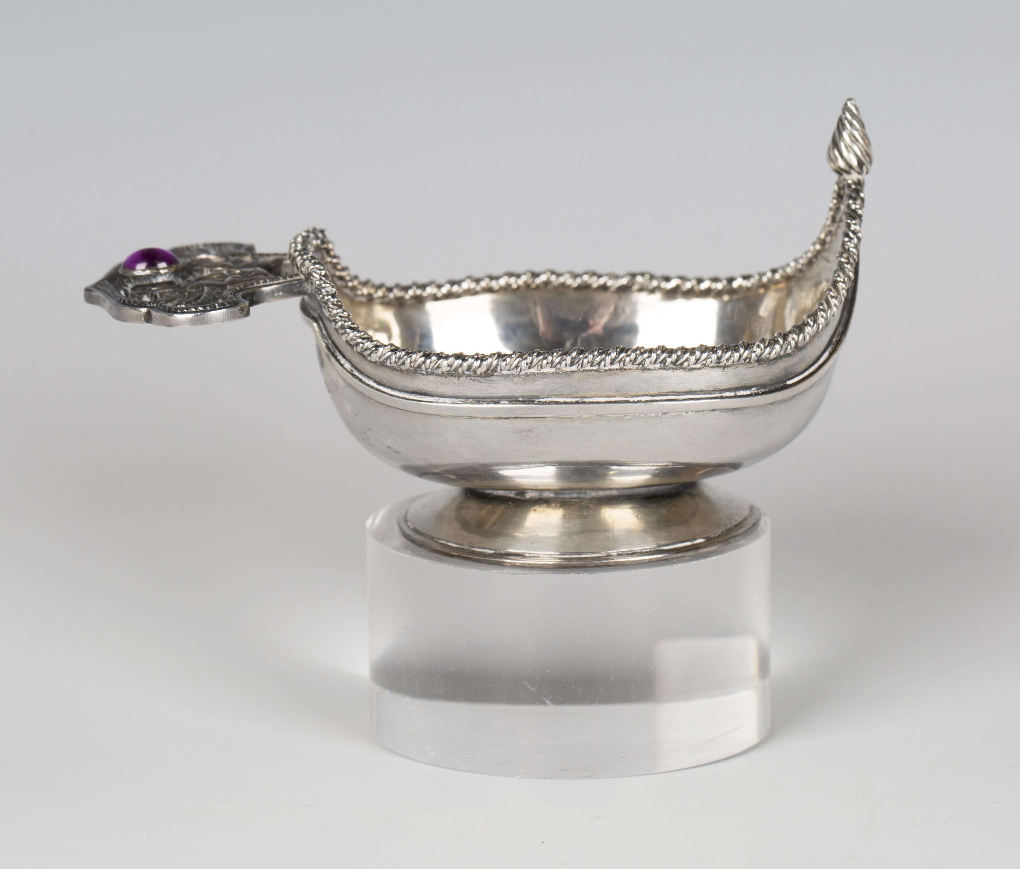 An early 20th century Russian Fabergé silver kovsh, circa 1908-26, 84 zolotnik, the boat shaped body - Image 3 of 8