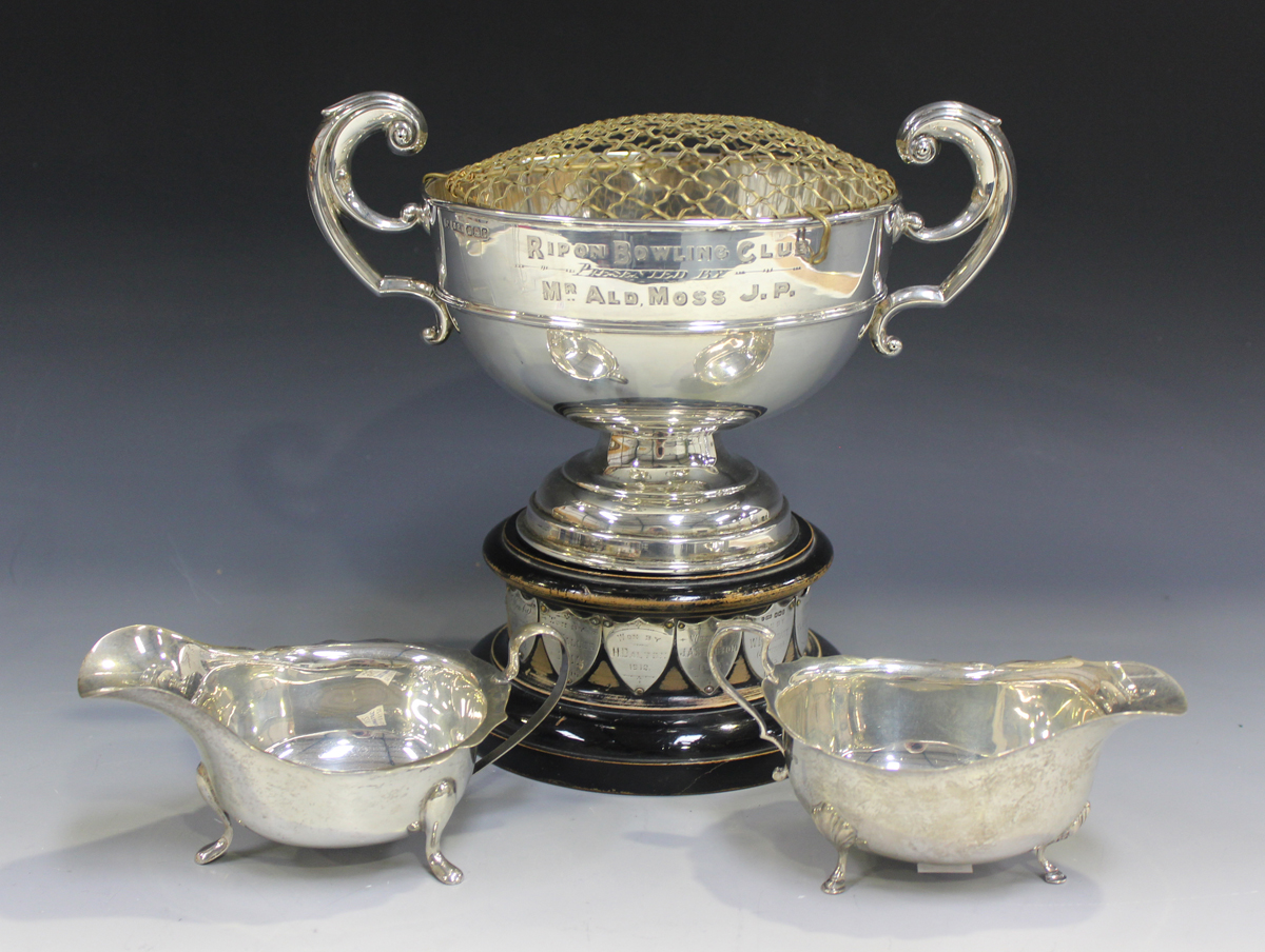 An Edwardian silver two-handled trophy cup with flying scroll handles, Sheffield 1909, height 15.5cm