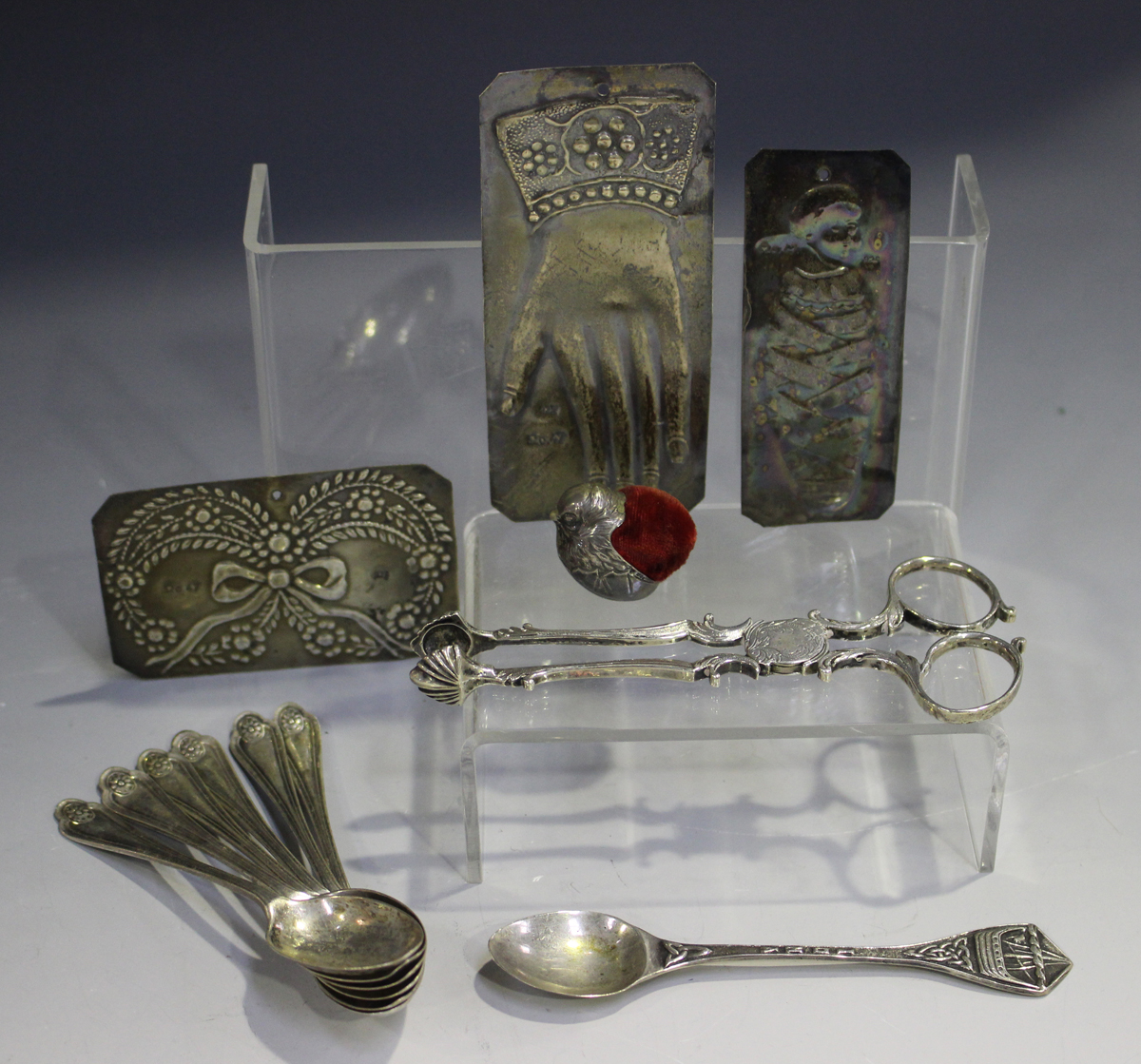 A pair of 18th century silver sugar nips with scroll handles and stylized scallop shell terminals,