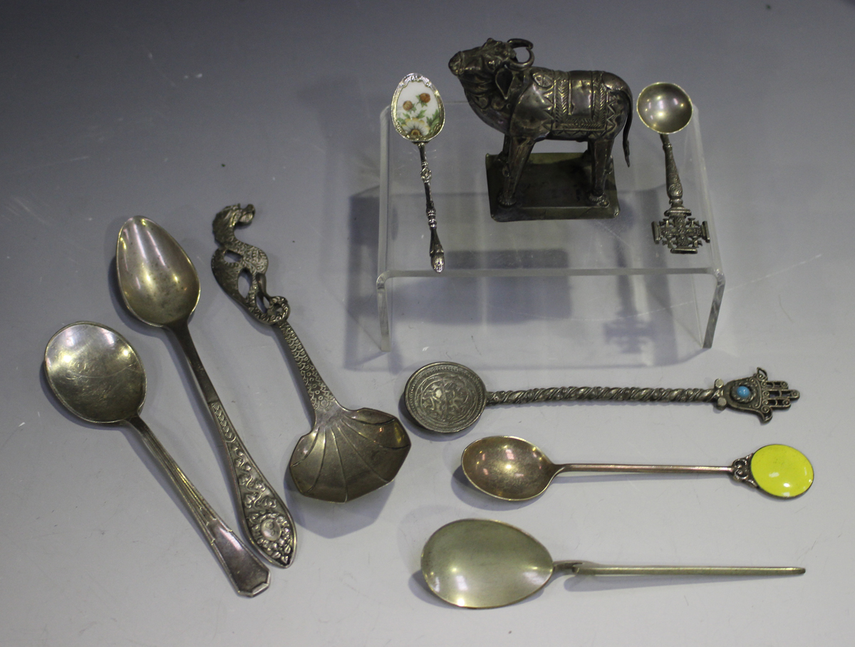 A pair of 18th century silver sugar nips with scroll handles and stylized scallop shell terminals, - Image 2 of 2