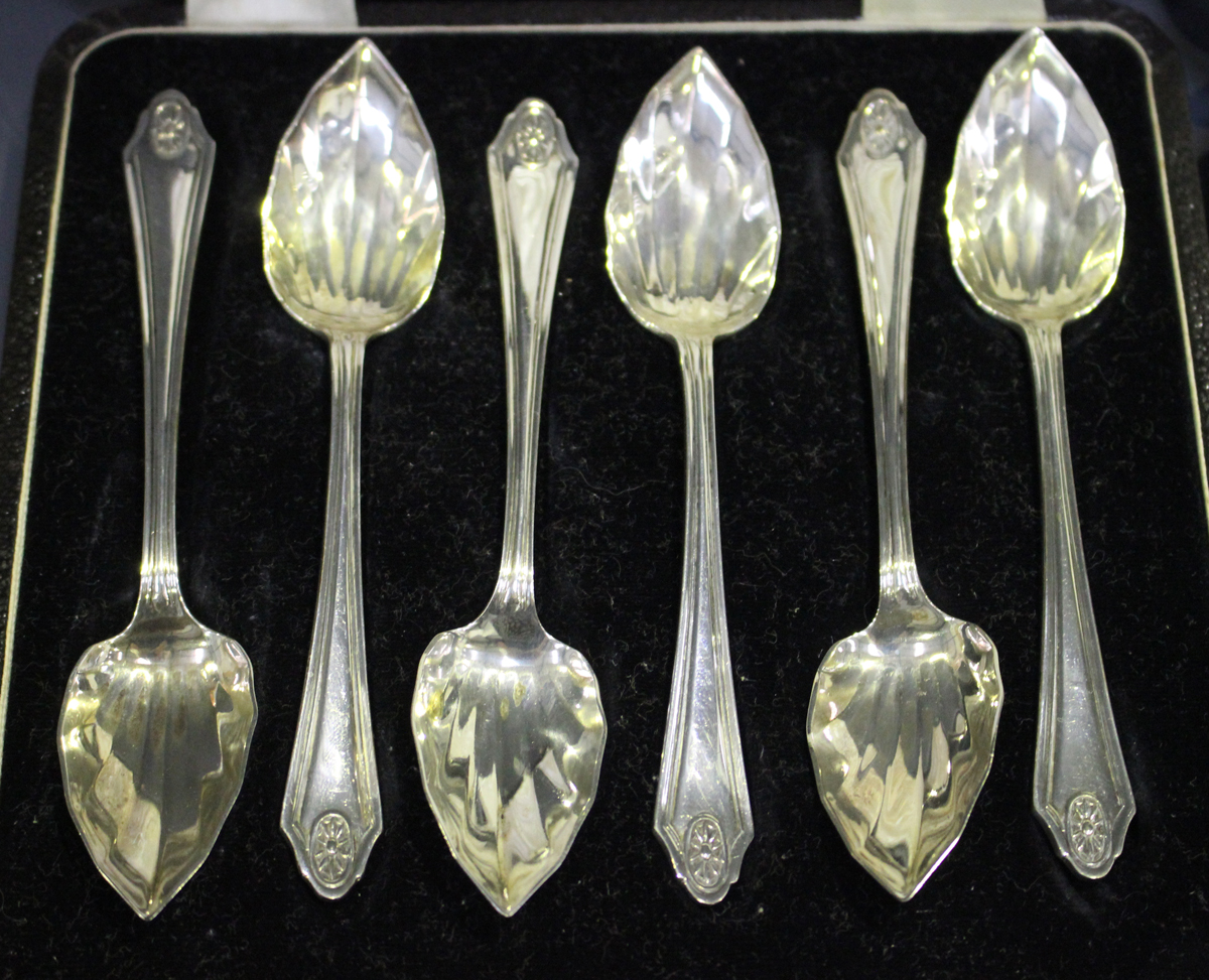 A set of six George VI silver grapefruit spoons, Birmingham 1939 by I.S. Greenberg & Co, cased, - Image 3 of 3