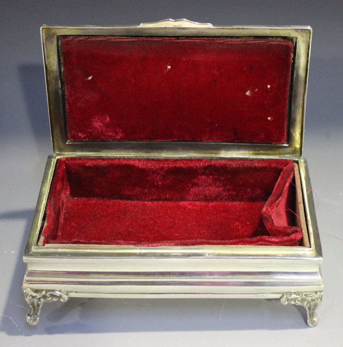 A Peruvian .925 silver rectangular cigarette box, the hinged lid engraved with foliate scrolls, on - Image 3 of 5