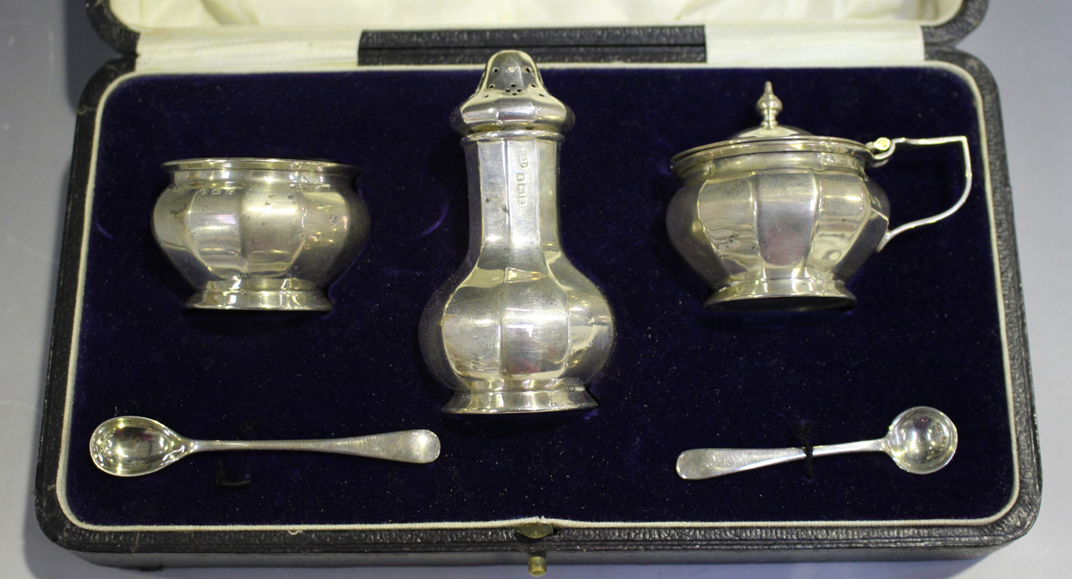 A George V silver three-piece condiment set of faceted baluster form, comprising salt, pepper caster - Image 3 of 5