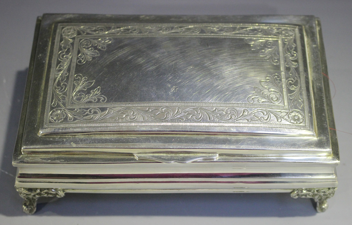 A Peruvian .925 silver rectangular cigarette box, the hinged lid engraved with foliate scrolls, on - Image 5 of 5