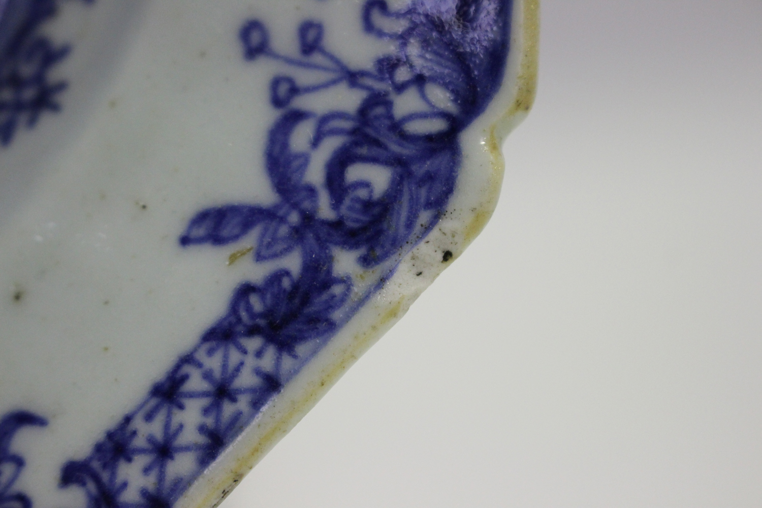 A graduated pair of Chinese blue and white export porcelain meat dishes, Qianlong period, each - Image 4 of 7