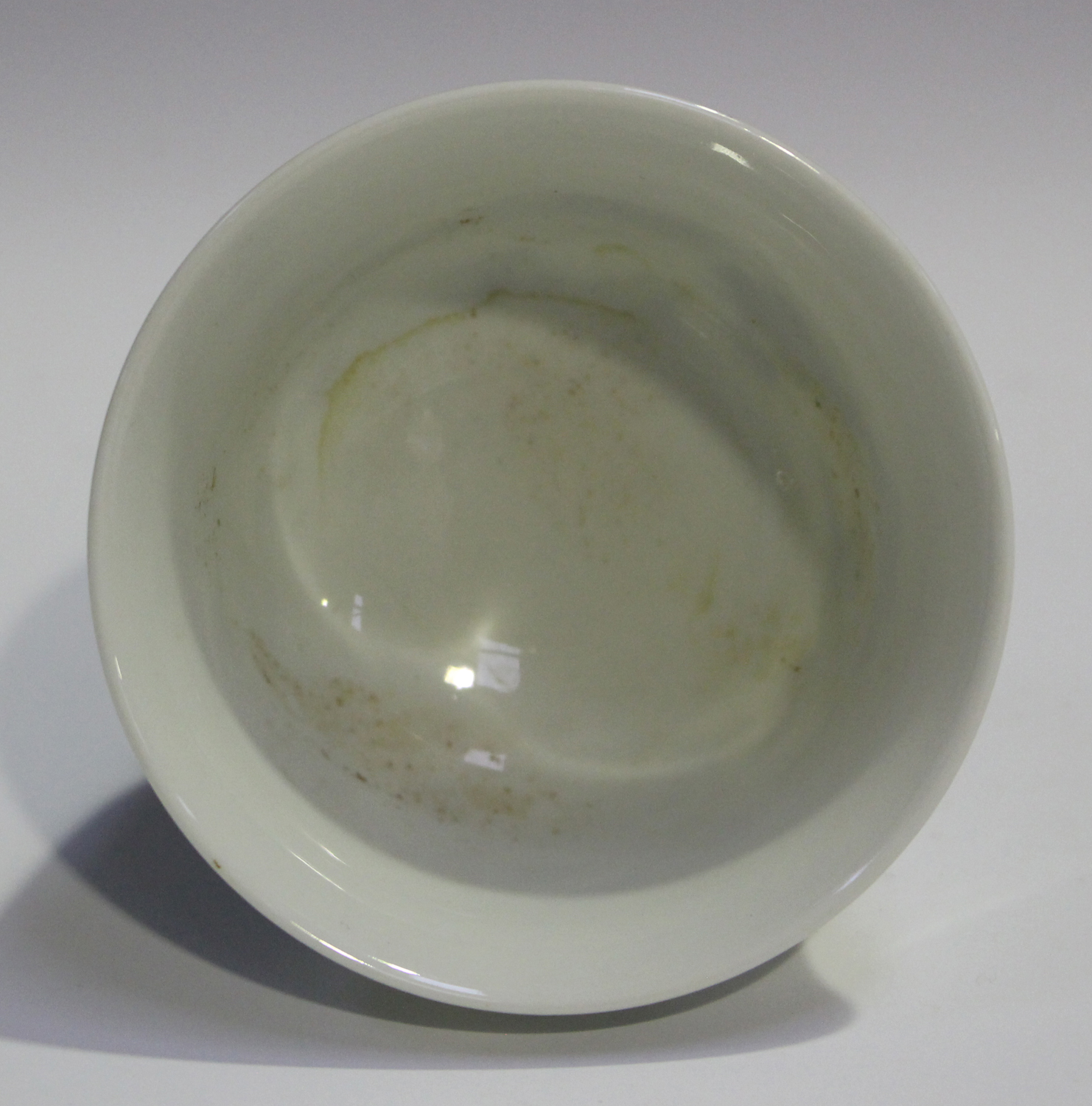 A Chinese doucai porcelain footed cup, mark of Yongzheng but modern, the exterior painted with a - Image 3 of 6