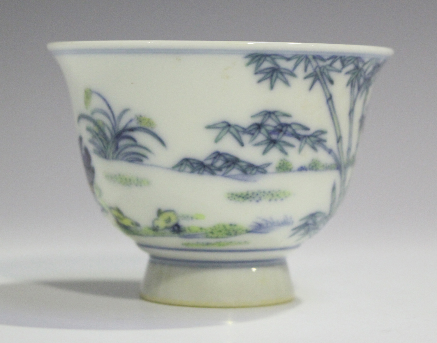 A Chinese doucai porcelain footed cup, mark of Yongzheng but modern, the exterior painted with a - Image 5 of 6