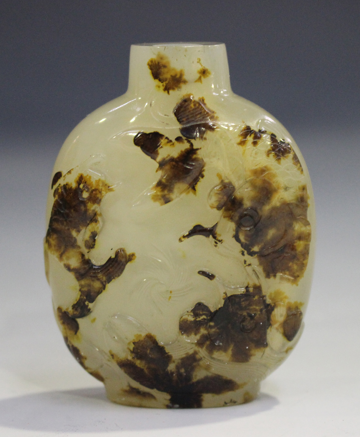 A Chinese agate snuff bottle, probably late Qing, of flattened ovoid form, carved in low relief with - Image 14 of 14