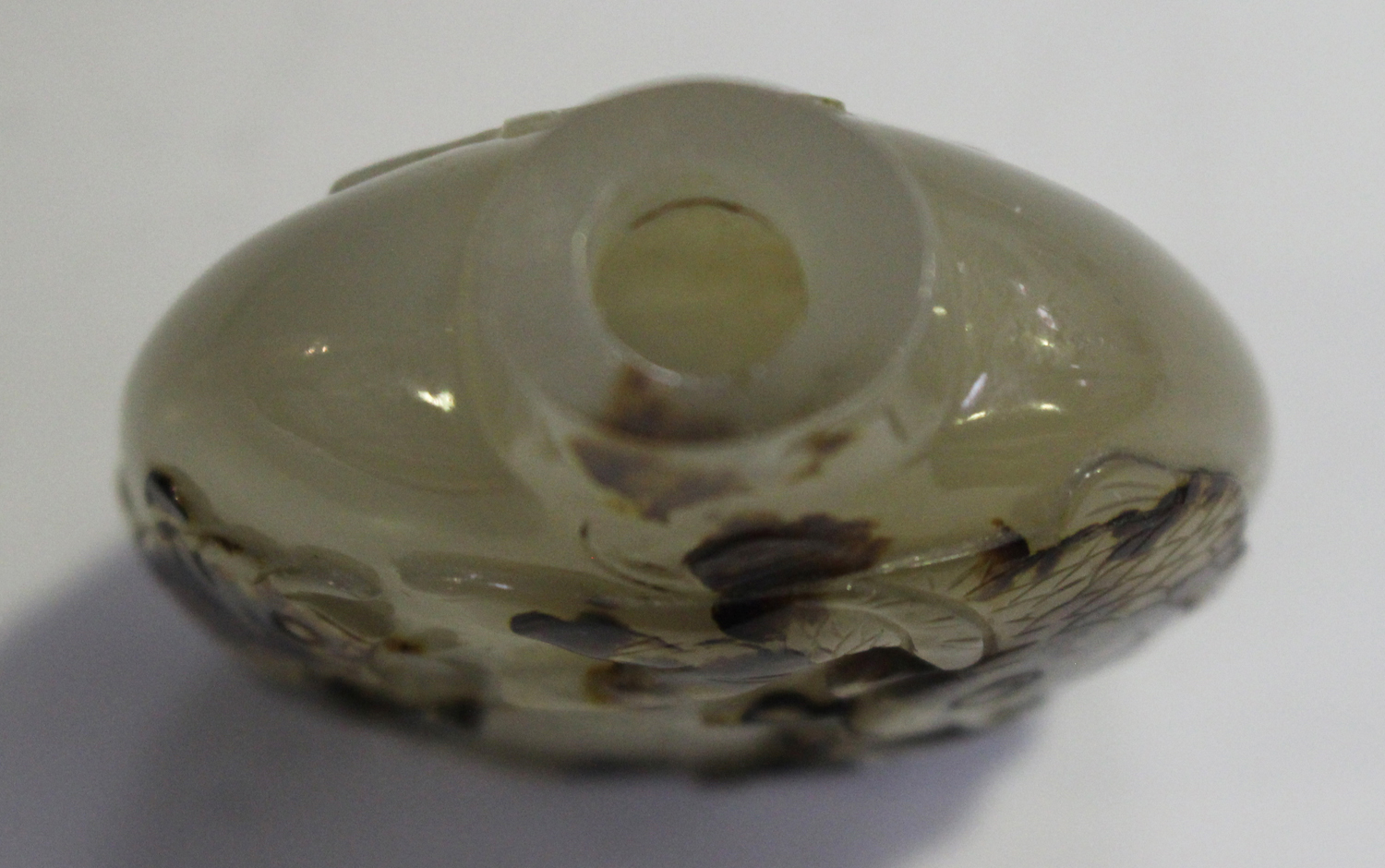 A Chinese agate snuff bottle, probably late Qing, of flattened ovoid form, carved in low relief with - Image 9 of 14