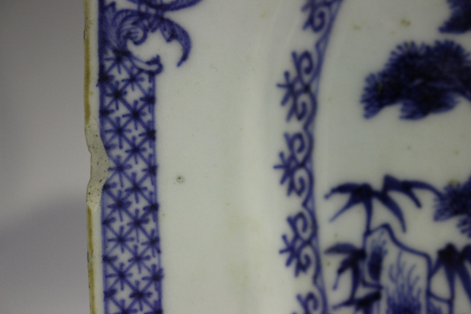 A graduated pair of Chinese blue and white export porcelain meat dishes, Qianlong period, each - Image 6 of 7