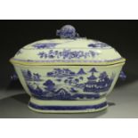 A Chinese blue and white export porcelain soup tureen and cover, Qianlong period, the top and