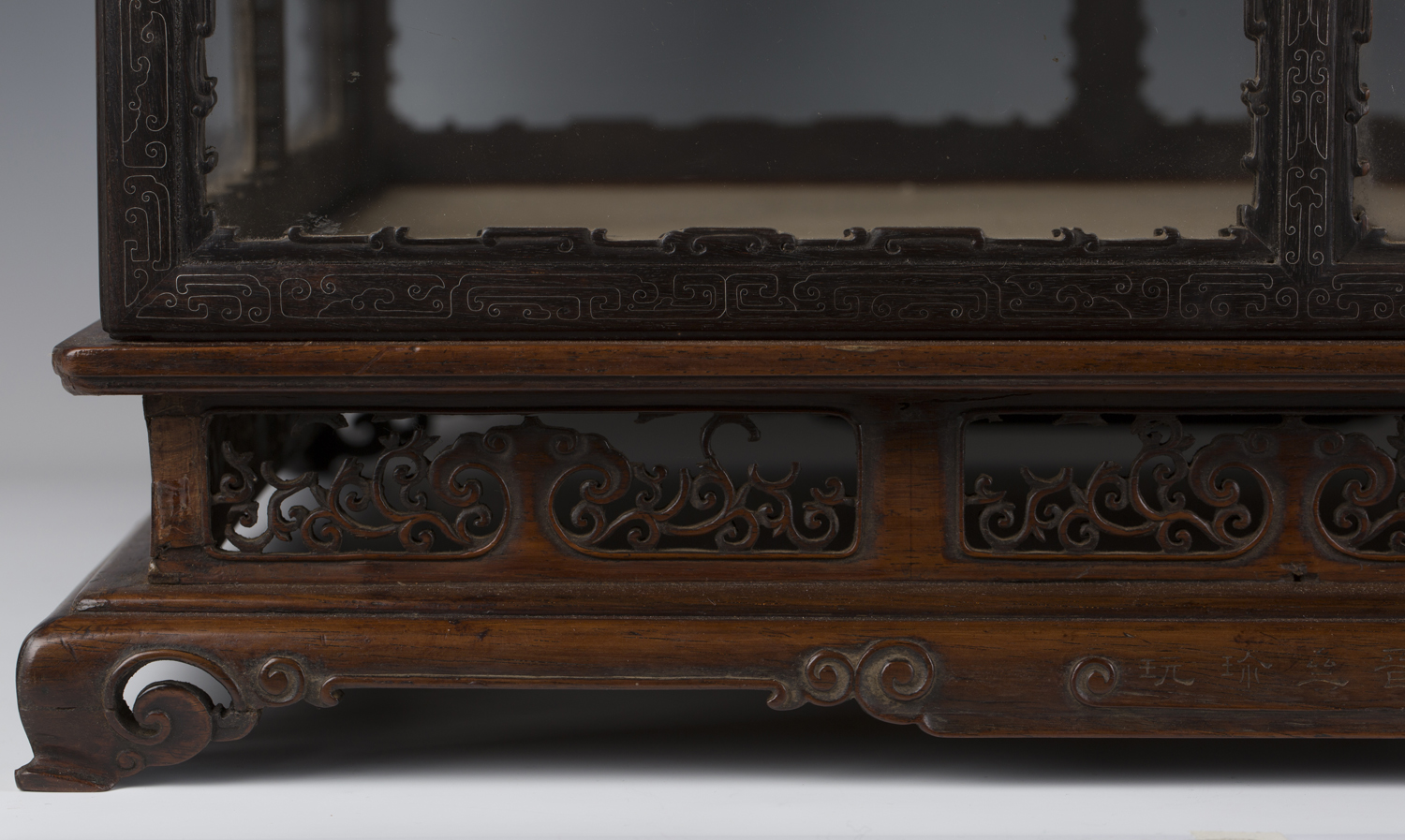 A Chinese silver wire inlaid hardwood and glazed table top display case and stand, late Qing - Image 7 of 10