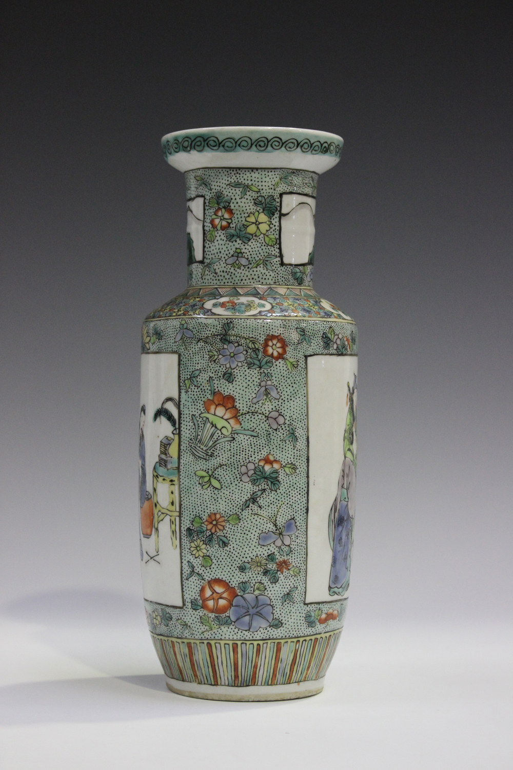 A Chinese famille verte porcelain rouleau vase, Kangxi style but late 19th century, painted with - Image 9 of 9