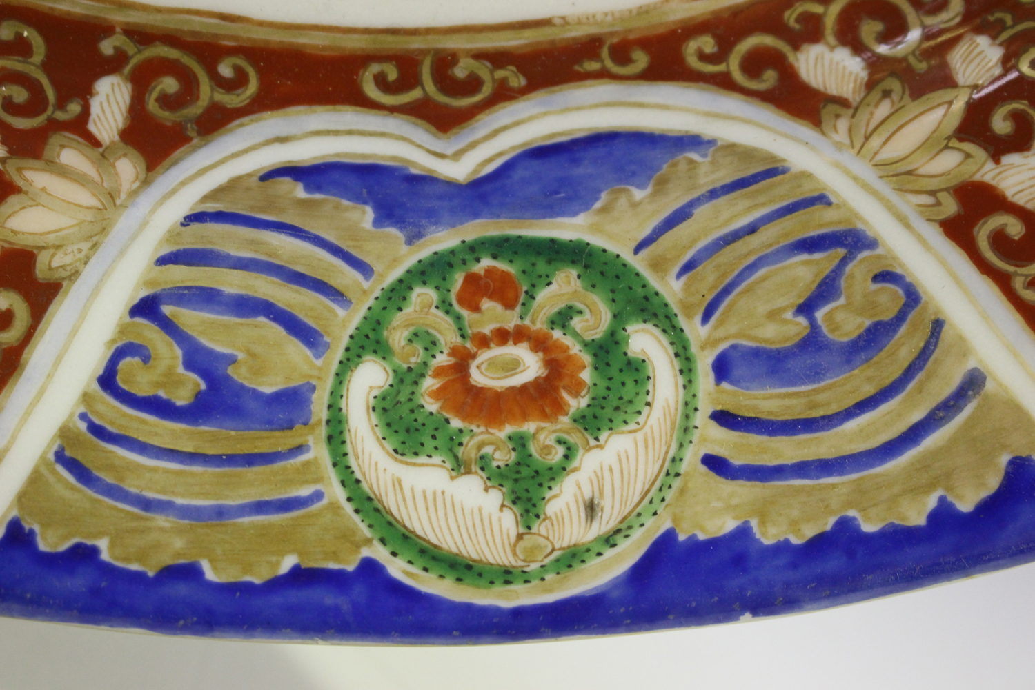 A Japanese Imari porcelain oval dish, Meiji period, painted and gilt with a central foliate - Image 4 of 8