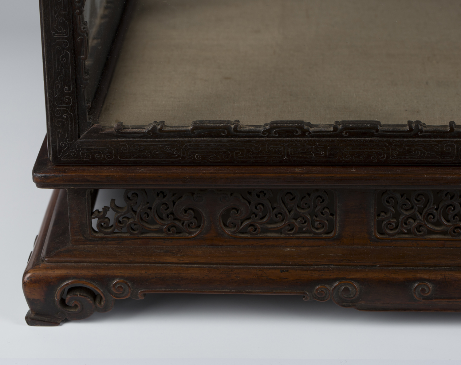 A Chinese silver wire inlaid hardwood and glazed table top display case and stand, late Qing - Image 9 of 10