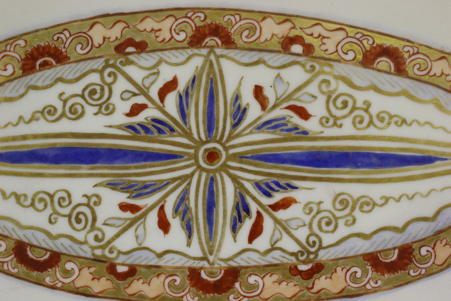 A Japanese Imari porcelain oval dish, Meiji period, painted and gilt with a central foliate - Image 3 of 8